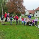 Schulkinder haben Spaß auf einer Wippe