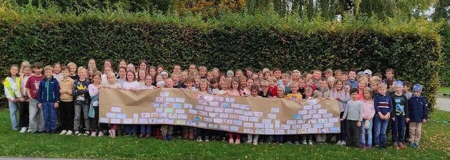 Kinder mit einem großen Plakat