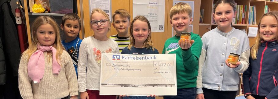 Die Kinder bei der Spendenübergabe